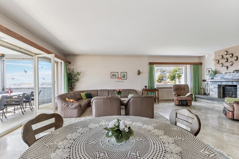 Wohnzimmer und Essbereich mit Fenstertüren zur grossen gedeckten Terrasse / Soggiorno e zona pranzo con porte-finestre sull'ampia terrazza coperta