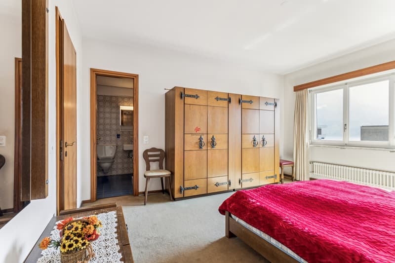 Zweites Zimmer auf Südseite bietet En-Suite Bad mit Dusche/WC / La seconda camera sul lato sud offre un bagno privato con doccia/WC