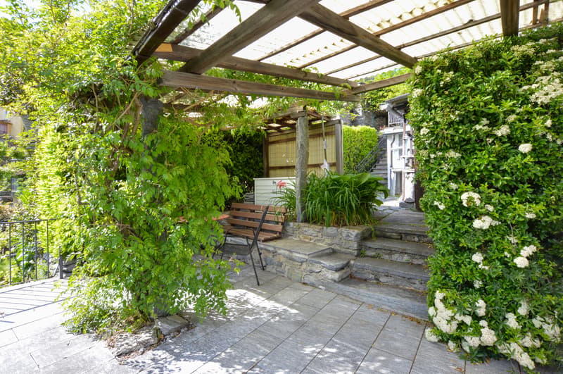 Auch unter der lauschigen Pergola mit gemütlichem Sitzplatz findet man Ruhe und Schatten und ...