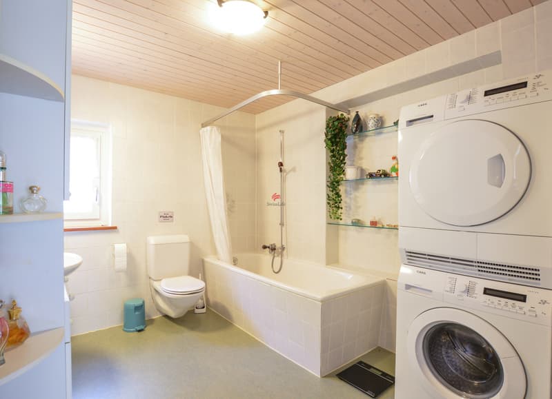 ... Badewanne und mit praktischem Waschturm befindet sich auf dem mittleren Geschoss.