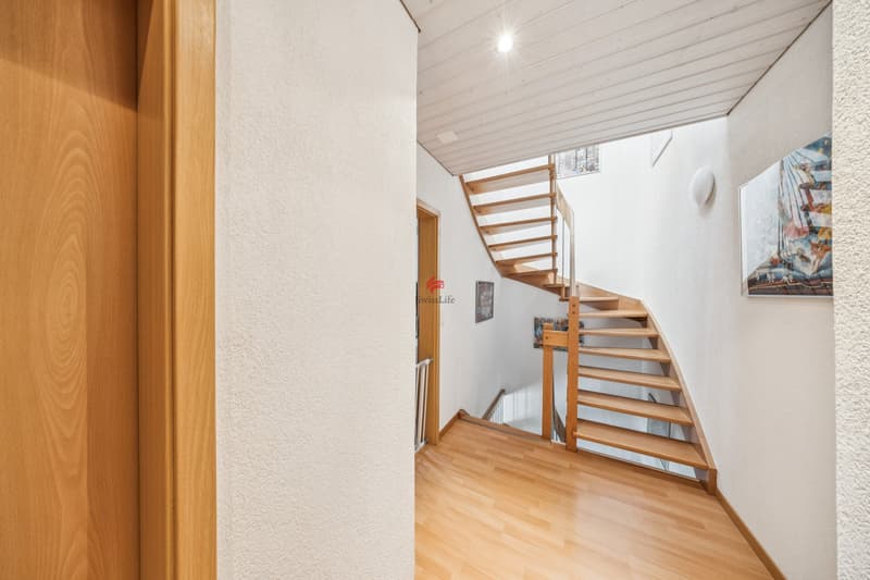 Top Lage für Familien - Schule und Kindergarten nebenan! (9)
