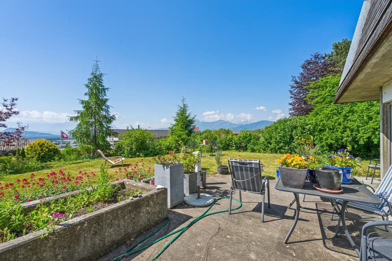 Gartensitzplatz mit Blick auf den Säntis