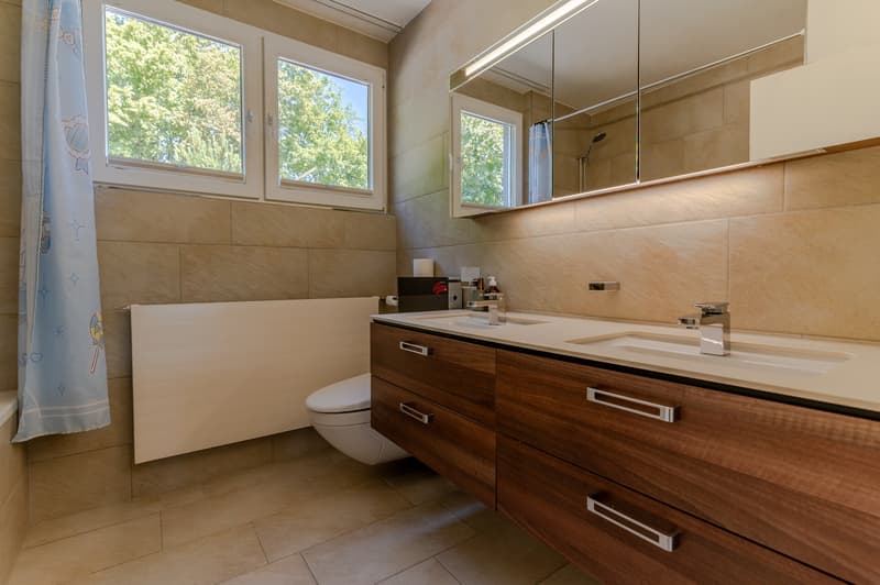 Badzimmer mit Badewanne im OG