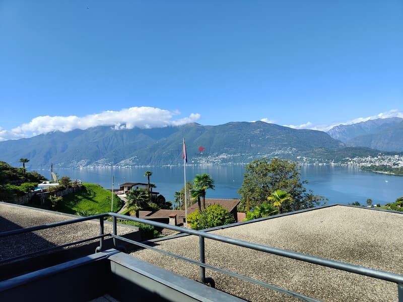 Ruhiger Panoramablick auf den Lago Maggiore, Ascona und die Berge