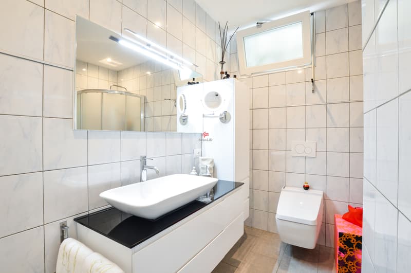 Auch das zweite Badezimmer mit Dusche verfügt über ein Fenster und reichlich Licht sowie einen Handtuchwärmer. / Anche il secondo bagno con la doccia dispone di una finestra e molta luce come pure