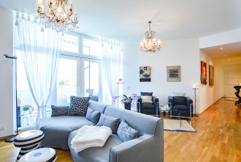 Die Raumhöhe von 2.9m im Wohnzimmer gibt ein angenehmes Wohnklima das ganze Jahr hindurch. / L'altezza di 2.9m nella parte giorno crea un clima molto gradevole durante tutto l'anno.