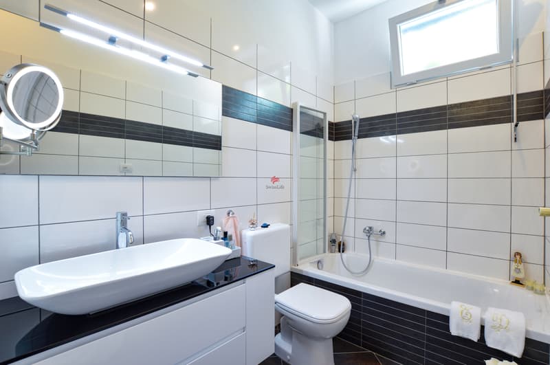 Das Badezimmer mit Wanne kann dank des Fensters gut gelüftet werden und verfügt über reichlich Licht, auch aufgrund der Deckenspots.. / Il bagno con vasca può facilmente essere arieggiato grazie a