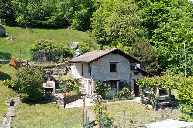 Das Rustico verfügt über zwei Türen im Erdgeschoss und eine im Obergeschoss. / Das Rustico bietet zwei Türen im Erdgeschoss und 1 im Obergeschoss