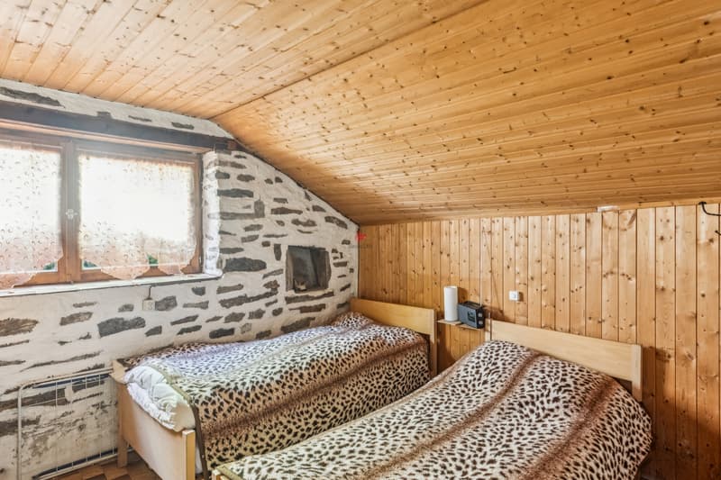 Das zweite Schlafzimmer befindet sich auf der kühlen und dunklen Nordwestseite. / Das zweite Schlafzimmer ist auf der kühlen und dunklen Nordwestseite