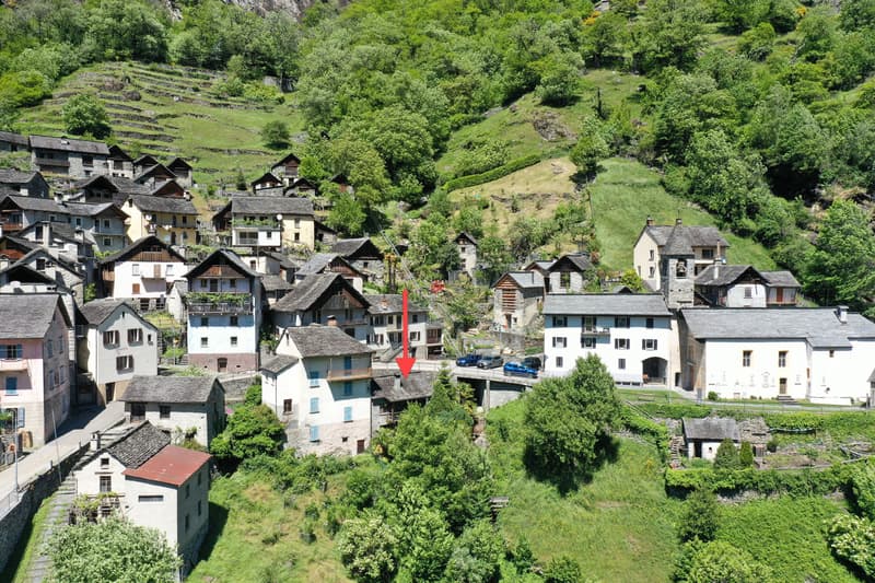 Gleich unterhalb der Strasse und nahe Parkplatzmöglichkeiten / Subito sotto la strada e vicino a possibilità di parcheggio