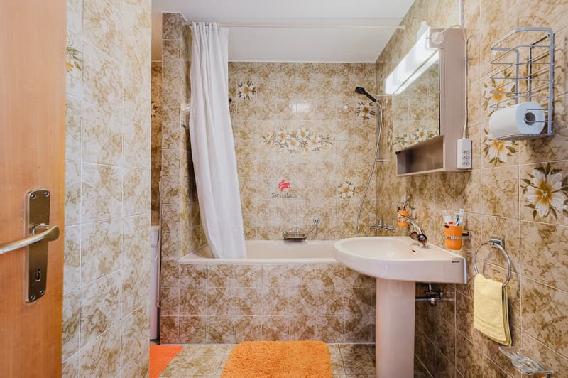 Im Badezimmer finden sowohl eine Wanne, Toilette, Bidet und Lavabo als auch ein Waschturm Platz, welche durch eine Wand von der Badewanne getrennt ist. / Nel bagno trovano spazio sia una vasca, WC, bi