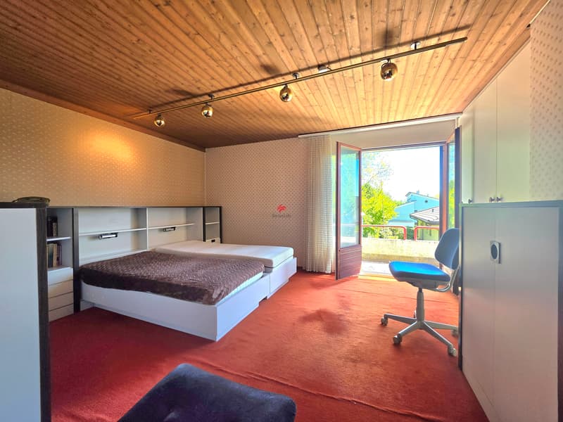 OG: Zimmer mit Balkon und Einbauschränken