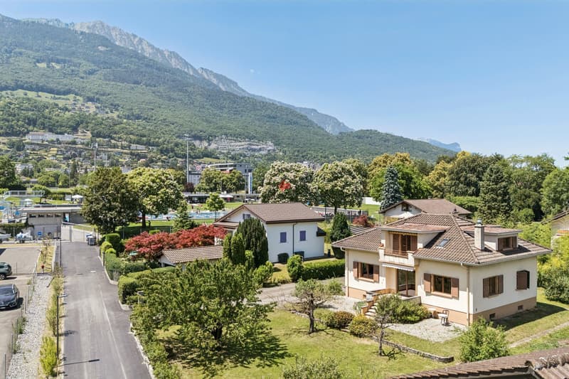 / Vue sur les montagnes depuis la maison