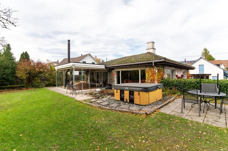 Ansicht Garten mit Whirlpool + Gartenhalle