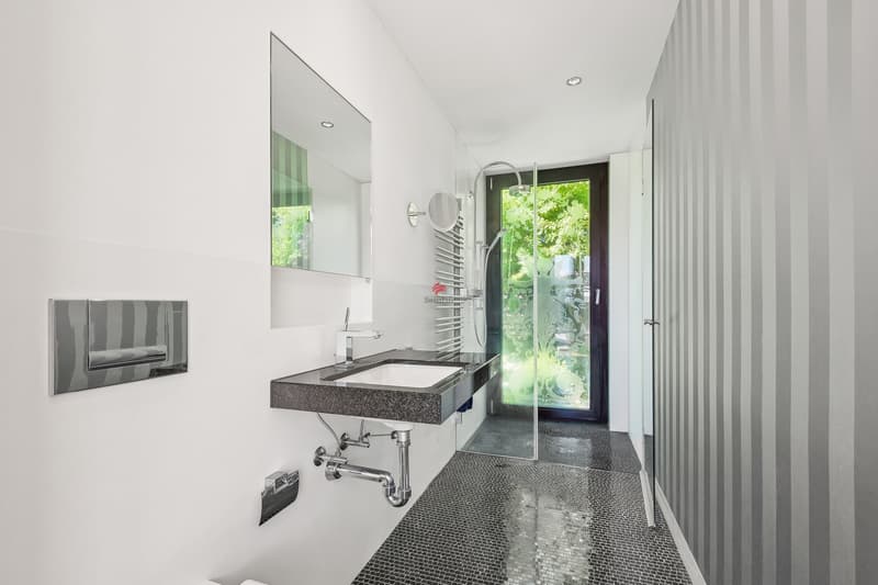 Badezimmer im Erdgeschoss mit Dusche und WC