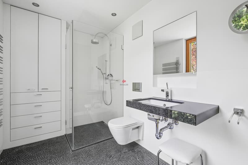 Badezimmer im Obergeschoss mit Dusche und WC