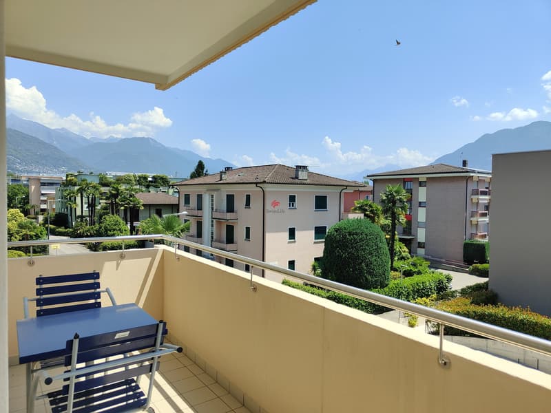 Die Terrasse ist in der südlichsten Ecke des Gebäudes. / Terrazza sull'angolo più a sud del condominio