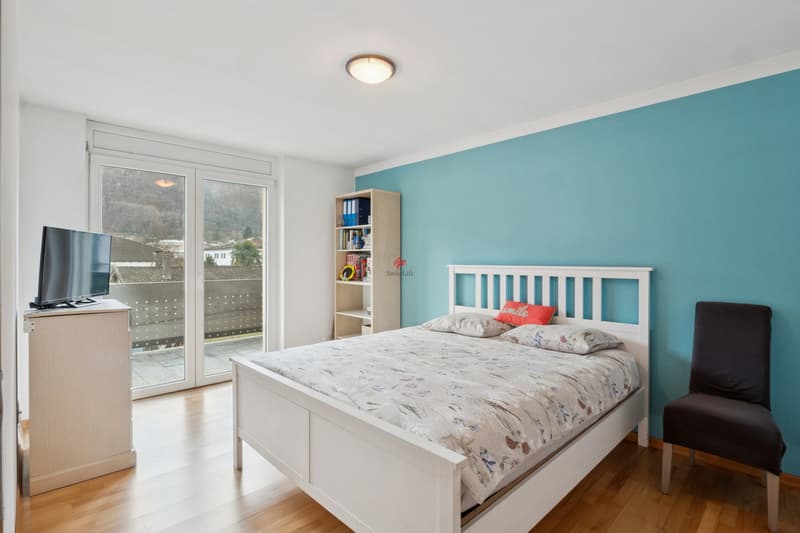 So präsentiert sich das zweite Schlafzimmer, das nach Süden ausgerichtet ist und direkten Zugang zur Terrasse bietet. / Ecco la seconda camera da letto, esposta a sud e con accesso diretto alla terr