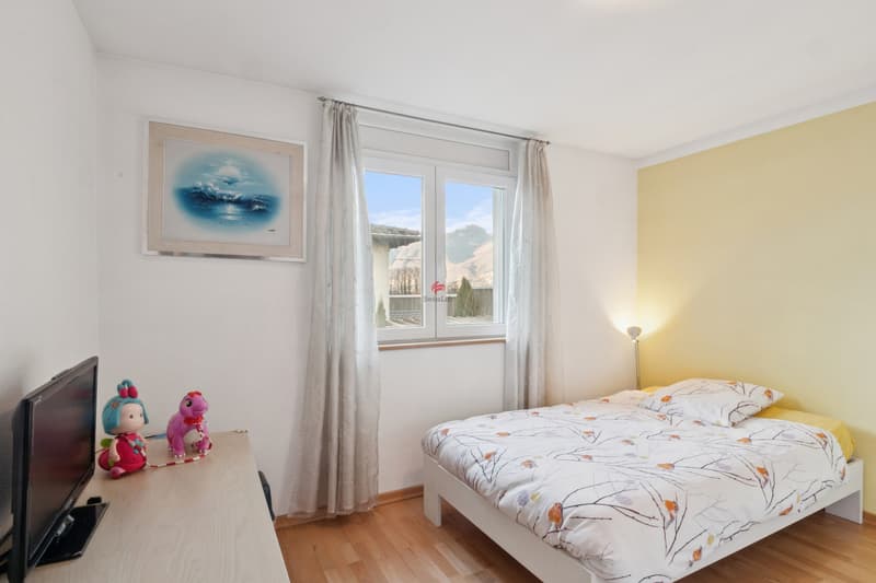 Das Obergeschoss wird durch ein drittes Schlafzimmer vervollständigt. Entlang der nicht sichtbaren Wand findet zudem ein Schrank optimal Platz. / Il piano superiore si completa con la terza camera da