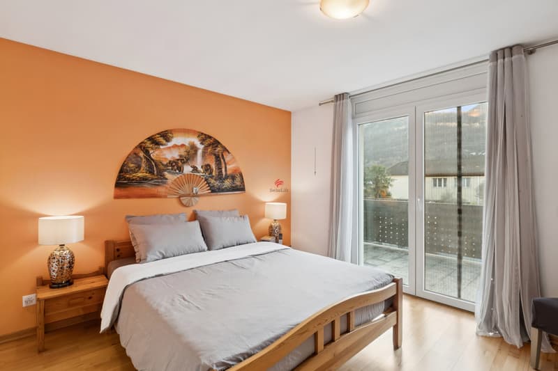 Vor dem Hauptschlafzimmer befindet sich die Terrasse des Obergeschosses. / Davanti alla camera padronale si trova la terrazza del piano superiore.