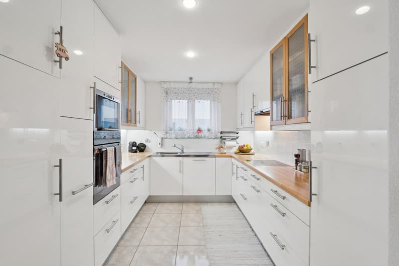 In dieser Küche ist es für die ganze Familie eine Freude, gemeinsam zu kochen. / In questa cucina è un piacere per tutta la famiglia cucinare insieme.