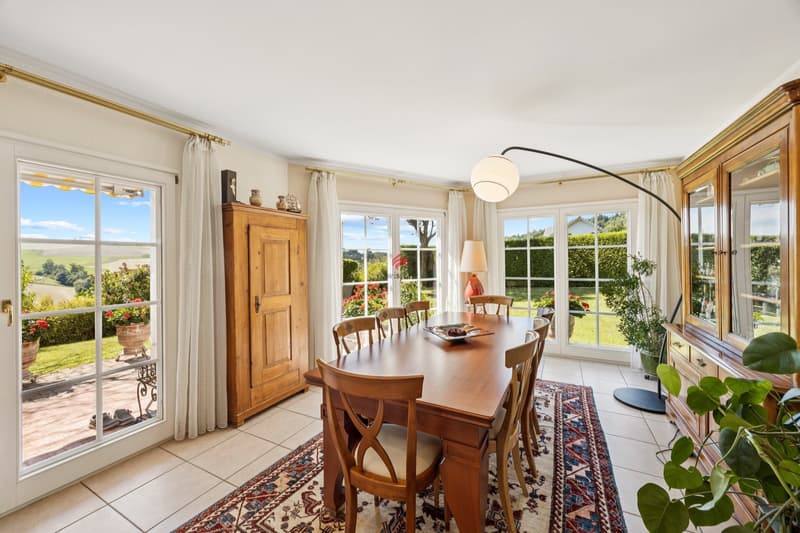 Essen mit Blick auf Terrasse und Garten