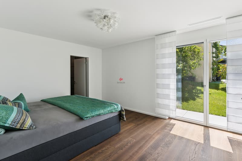 Der grosszügige Master Bedroom bietet einen privaten Rückzugsort mit viel Raum für individuelle Gestaltung.