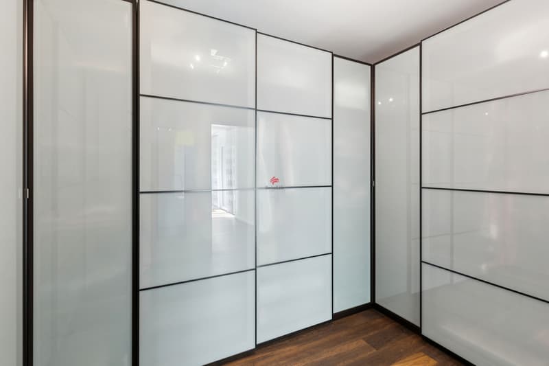 Das komfortable Ankleidezimmer überzeugt mit massgeschneiderten Einbauten und praktischen Extras für den Alltag.