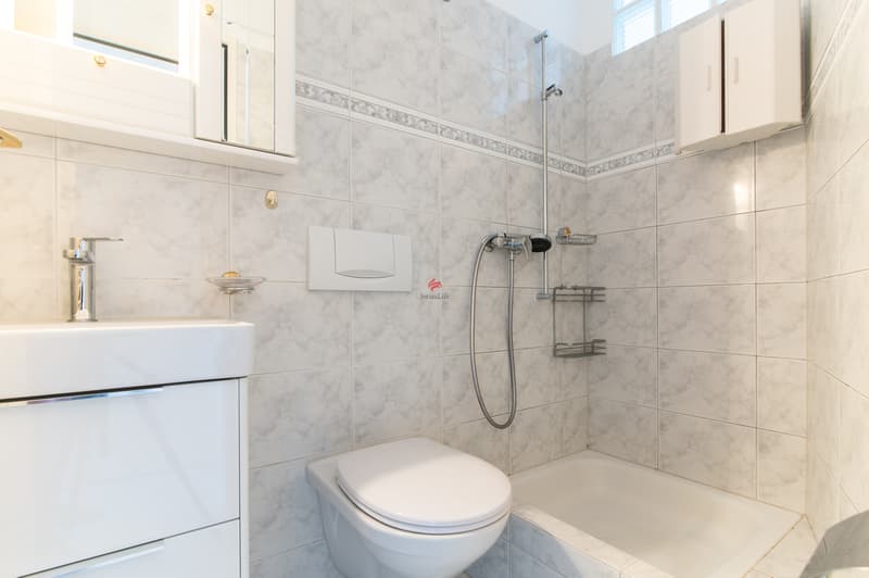 Badezimmer mit Dusche
