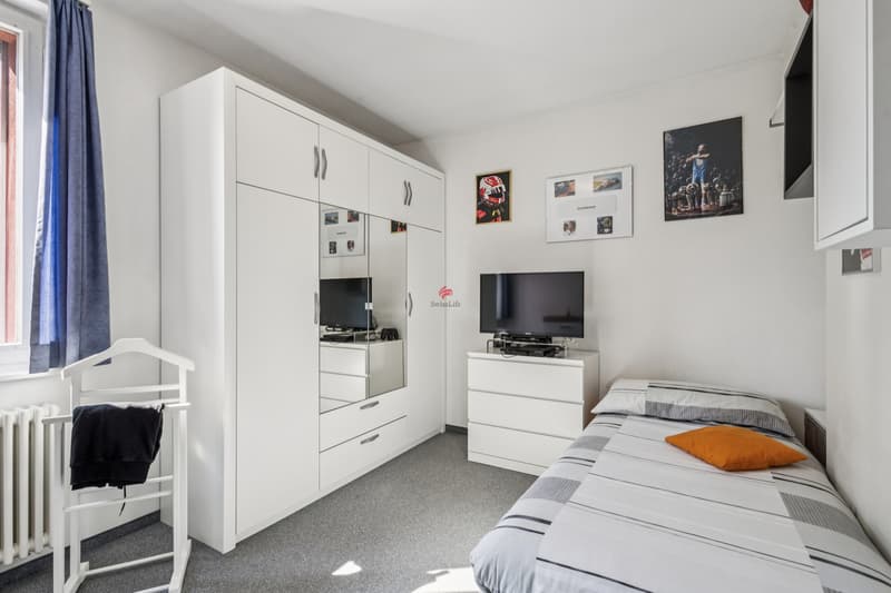 Der kleinste Raum der Hauptwohnung kann sowohl als Schlafzimmer wie auch als Büro genutzt werden. / La camera più piccola dell'appartamento principale può fungere sia da stanza da letto sia da uffi