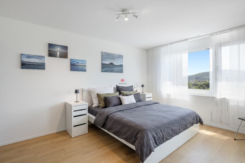Ruhiges Schlafzimmer, viel Licht und entspannendem Ausblick ins Grüne.