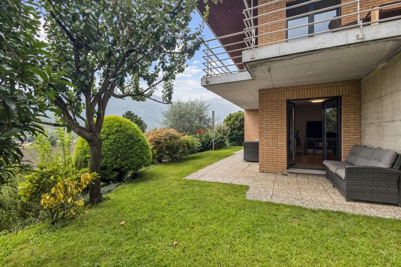 / Dalla master bedroom si accede direttamente al giardino privato, dotato di impianto di irrigazione automatica.