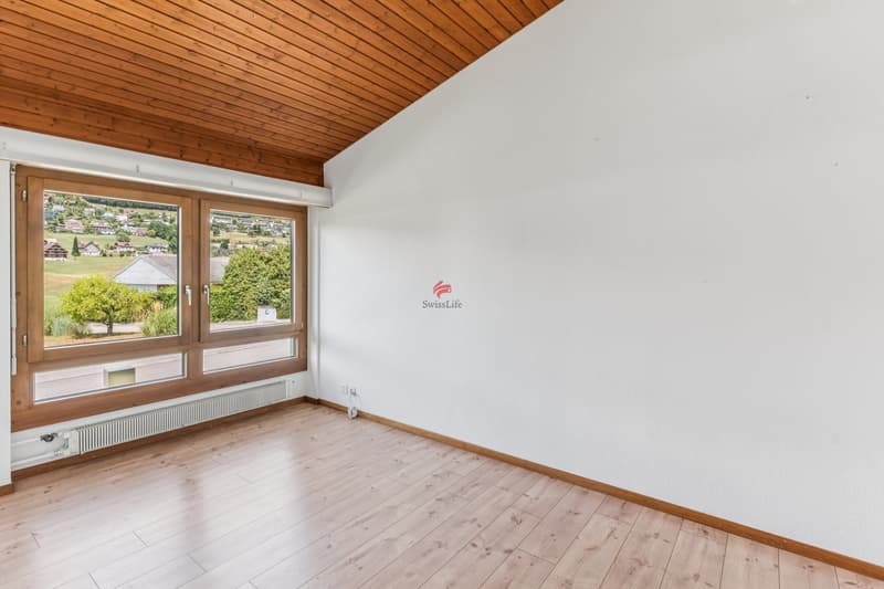 Auf dieser Zwischenebene befindet sich zudem ein vielseitig nutzbares Zimmer mit schönem Blick ins Grüne.