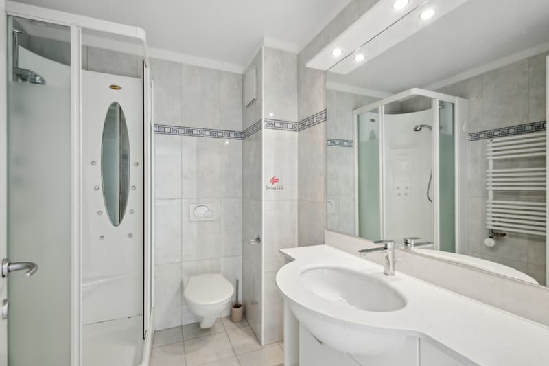 Badezimmer, mit Anschlüssen für den Turm von Waschmaschine und Trockner hinter der Tür, ausgestattet mit Dusche, Waschbecken und WC / Bagno con gli attacchi per la torre lavasciuga dietro la port