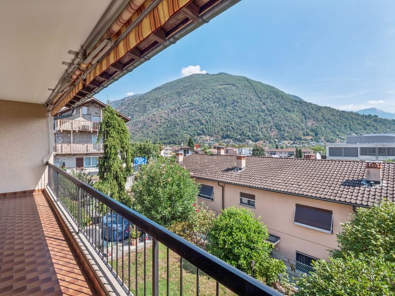 Zwei Zimmer im Obergeschoss teilen sich den Balkon mit Aussicht / Due camere al piano superiore si condividono il balcone con vista.
