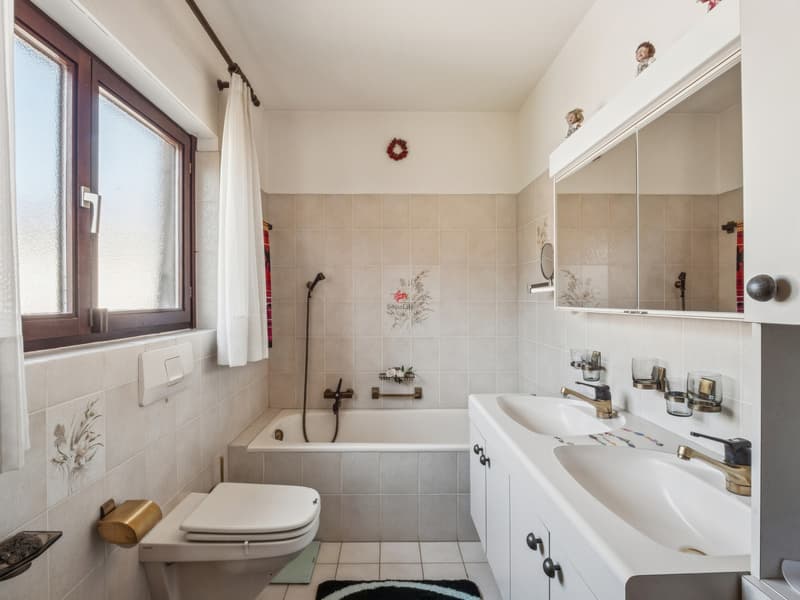 Das grosse Familienbad verfügt auch über eine separate Dusche und ein Bidet / Il grande bagno di famiglia dispone anche di cabina doccia e bidet.
