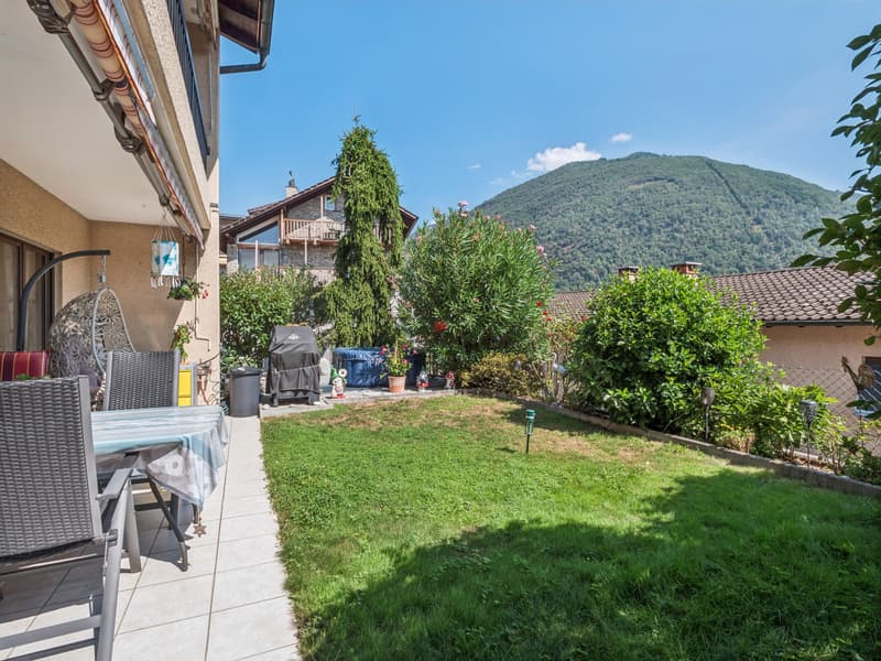 Der pflegeleichte Garten bietet einen schönen Ausblick / Il giardino, di facile manutenzione, offre un bel panorama.