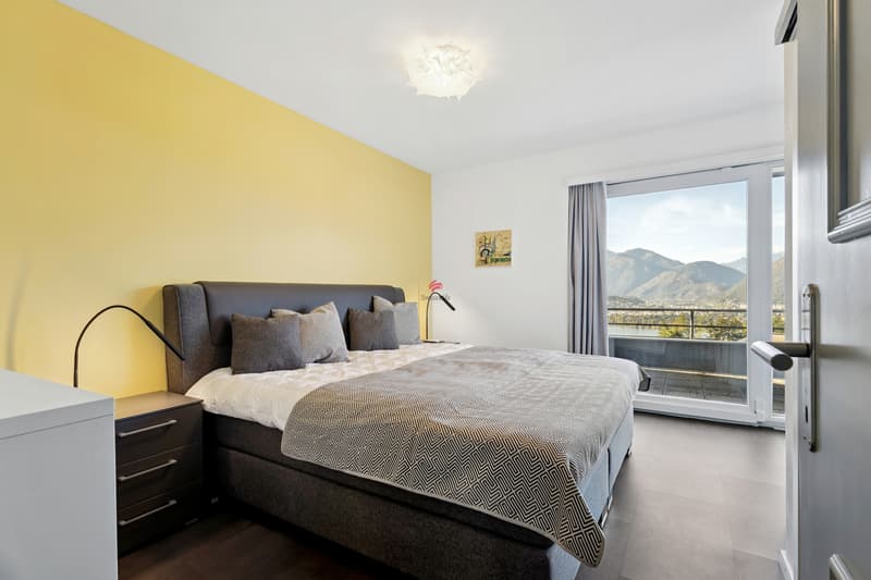 Im Schlafzimmer befindet sich ein En-Suite Badezimmer... / Nella camera da letto c'è un bagno privato..