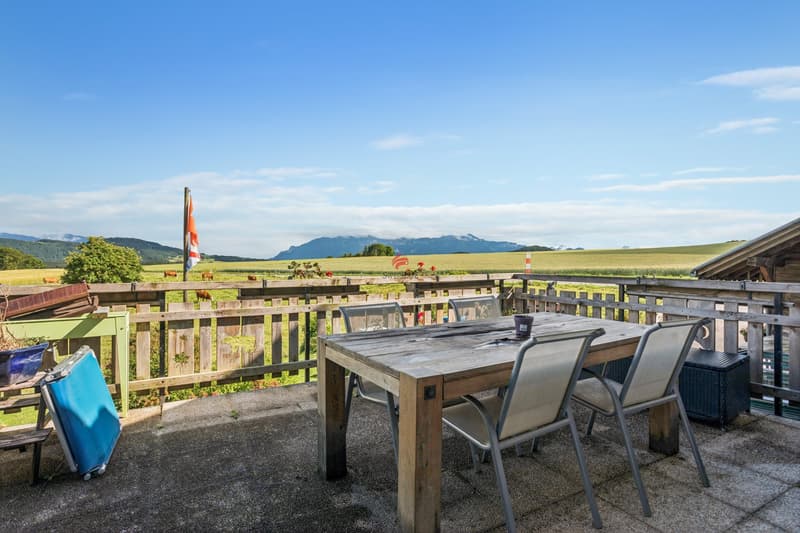 / Vue dégagée sur la campagne à perte de vue depuis la terrasse