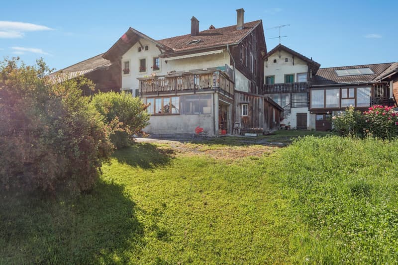 / Vue sur la terrasse et le sous-sol