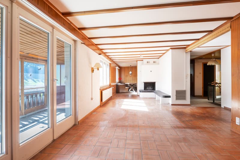 Obere Etage: Wohn-/Esszimmer mit Cheminée