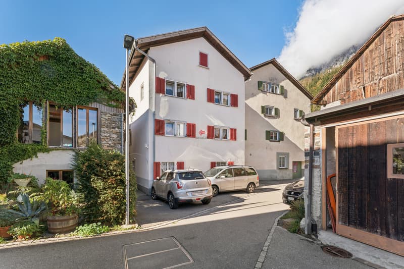 Mehrfamilienhaus im Dorfkern mit zusätzlicher Gartenparzelle (1)