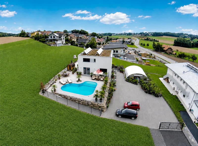 Die idyllische Landschaft rund um Tafers beeindruckt mit sanften Hügeln, weitläufigen Wiesen und Feldern sowie einem herrlichen Panoramablick auf die Freiburger Voralpen.