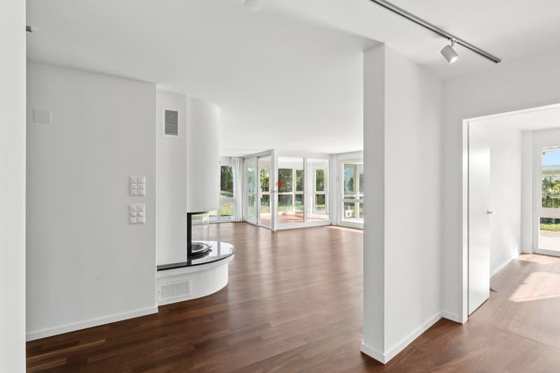 Blick vom Entrée ins Wohnzimmer, ein Schlafzimmer rechts