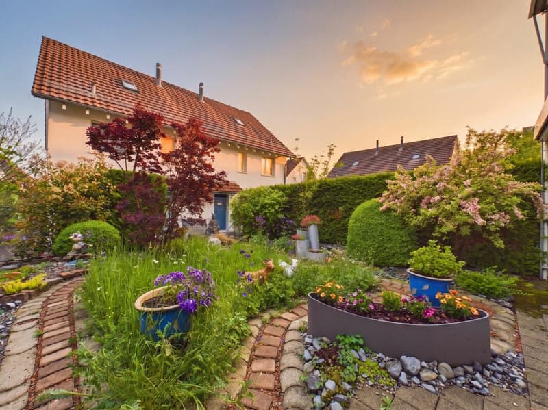 Wo Wohnqualität zuhause ist - Familienhaus mit Wintergarten und Solaranlage (2)
