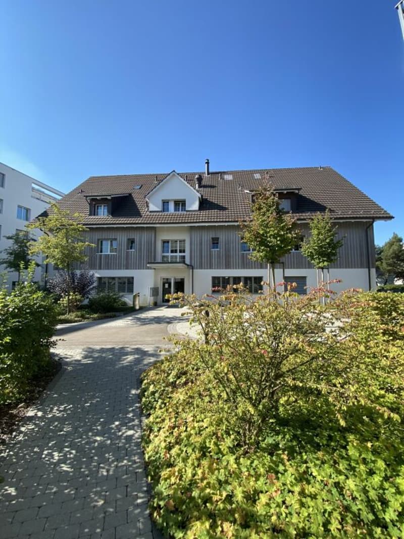 Moderne 2.5-Zimmerwohnung zentral in Kloten (2)