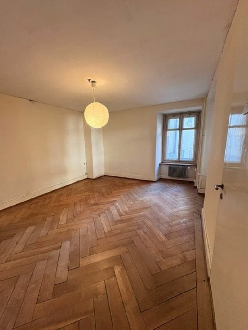 Befristete 5-Zimmer-Altbauwohnung direkt beim Klusplatz! (4)