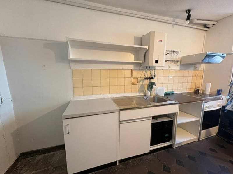 Befristete 5-Zimmer-Altbauwohnung direkt beim Klusplatz! (2)