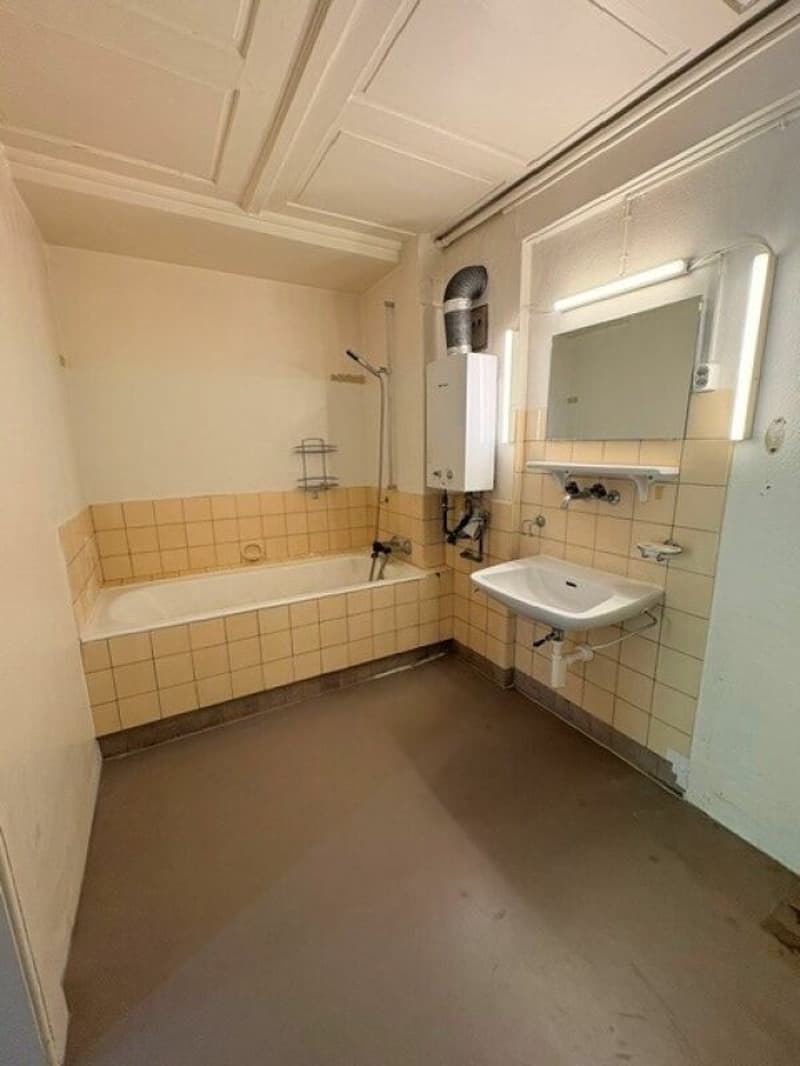 Befristete 5-Zimmer-Altbauwohnung direkt beim Klusplatz! (1)