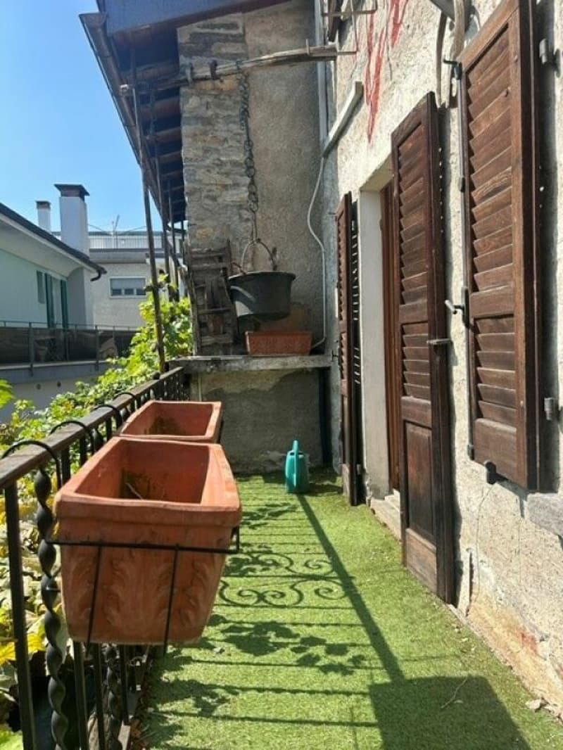 Charmante 3.5-Zimmerwohnung mit Cheminée, Balkon und modernem Wohnkomfort in Orselina / Affascinante appartamento di 3.5 locali con camino, balcone e comfort abitativo moderno a Orselina (8)